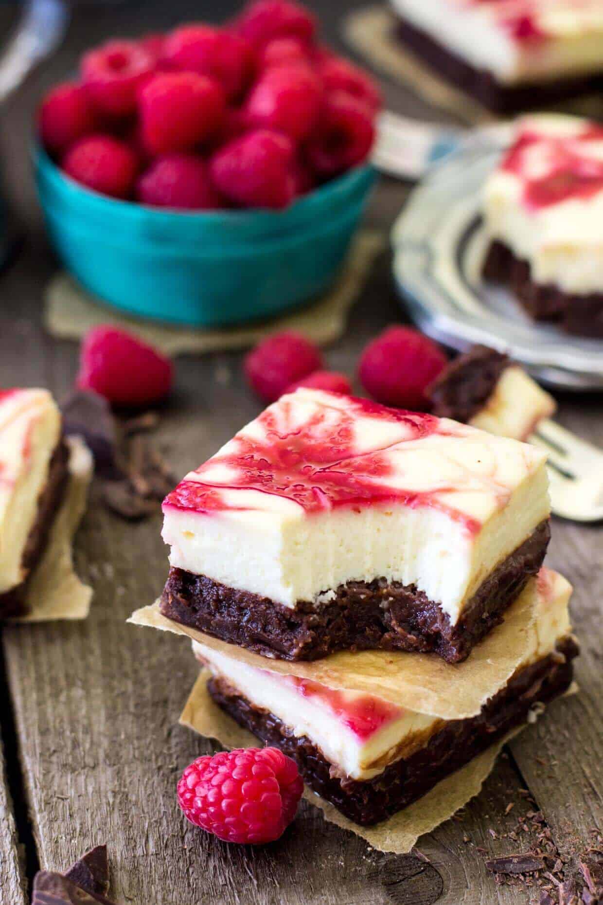Brownie con cheesecake y frambuesas